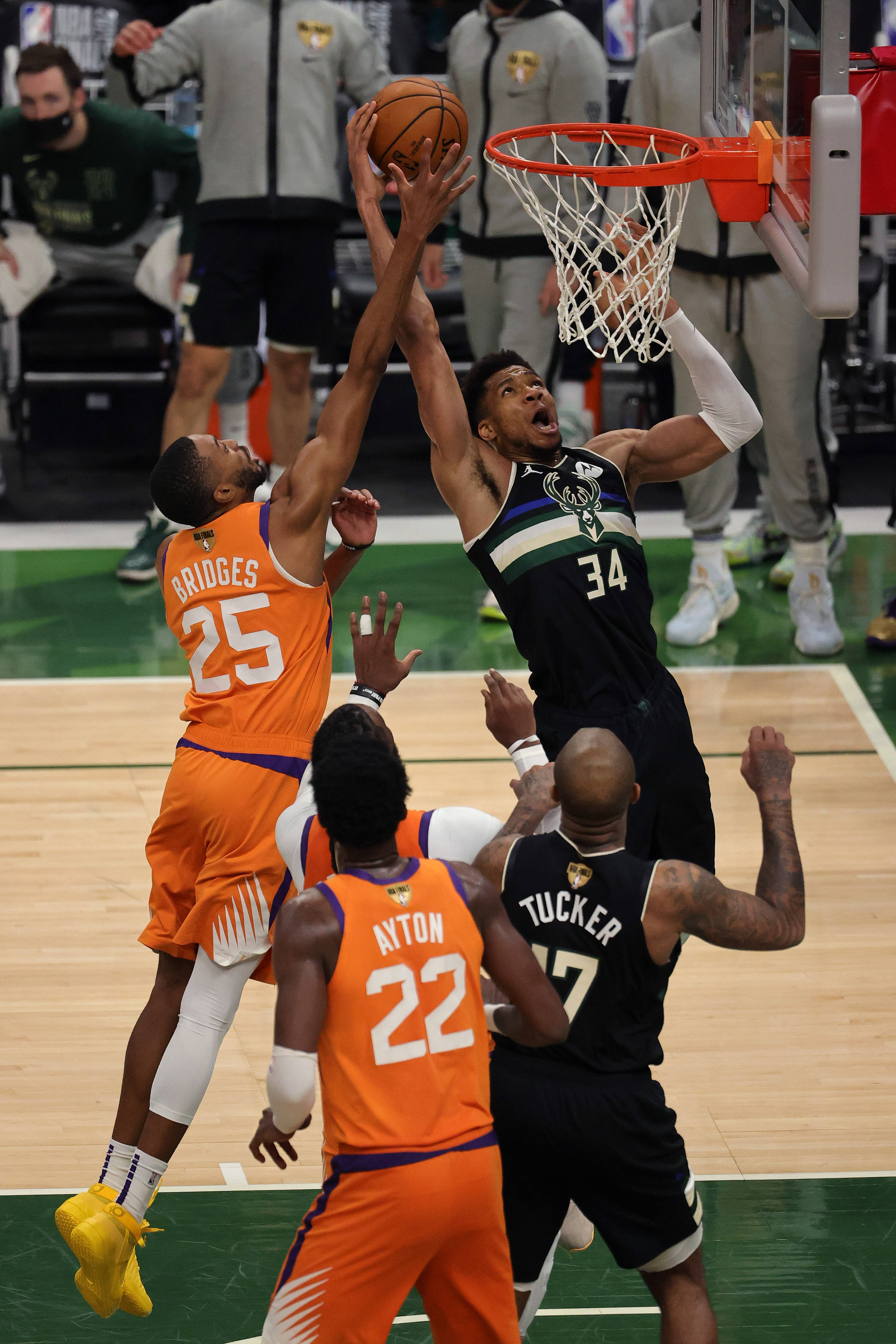南宫-包含芝加哥公牛围绕NBA季后赛调整名单字母哥连续十场比赛得分超过爆冷，网友：法兰克福清晨外线爆发的词条